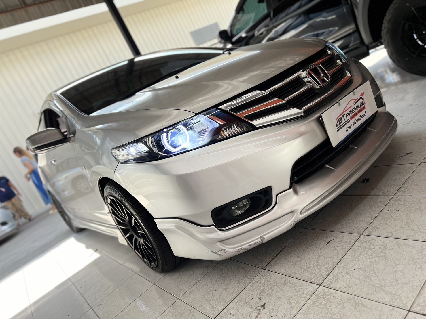 ไฟรถยนต์ ใกล้ฉัน