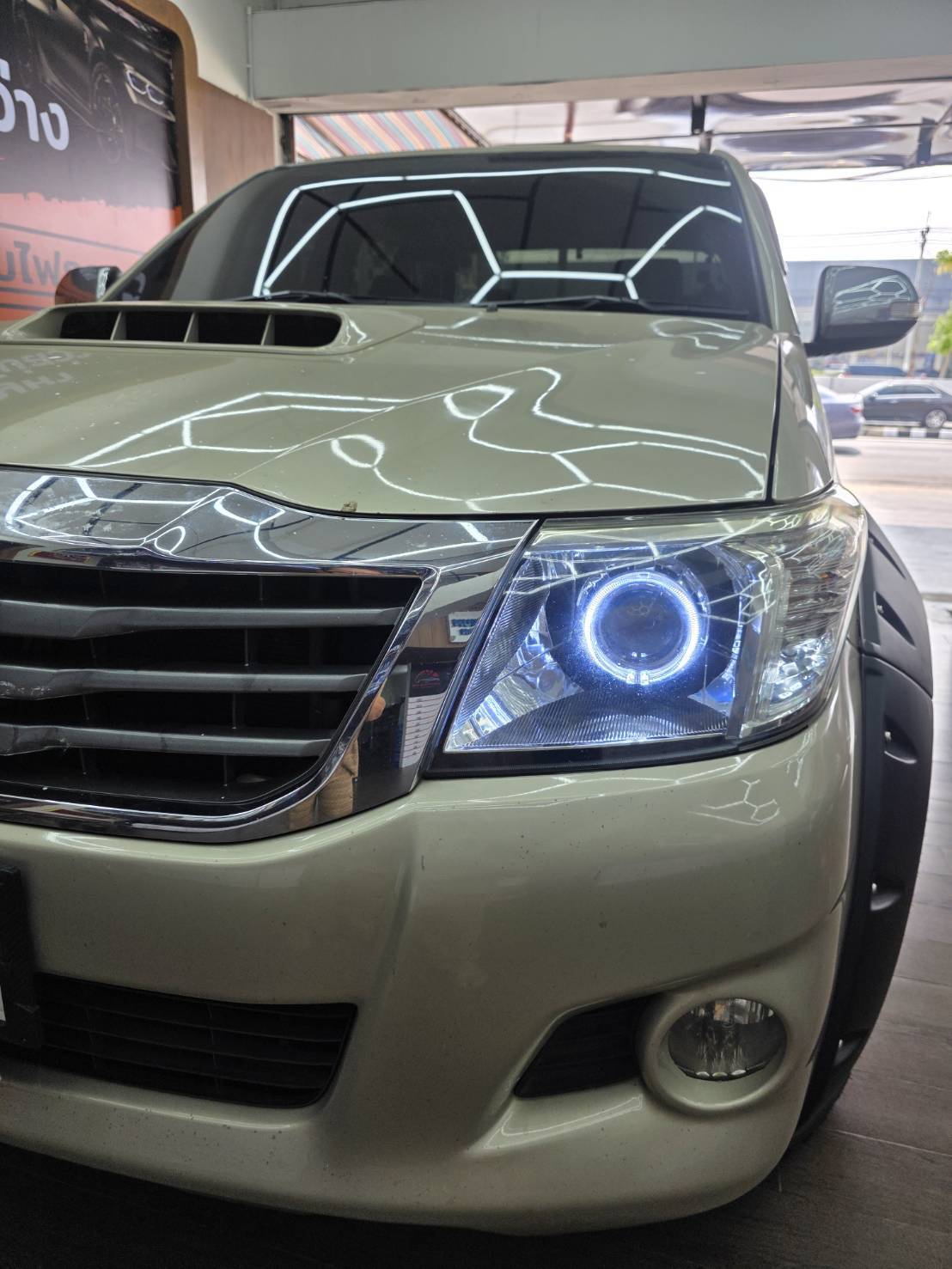 อัพเกรดไฟหน้าโปรเจคเตอร์